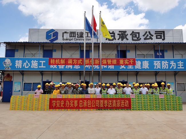 送清冷活动。韦文 摄（建图）.jpg