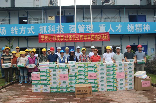 送清冷现场。吴茜 摄（建图）.jpg