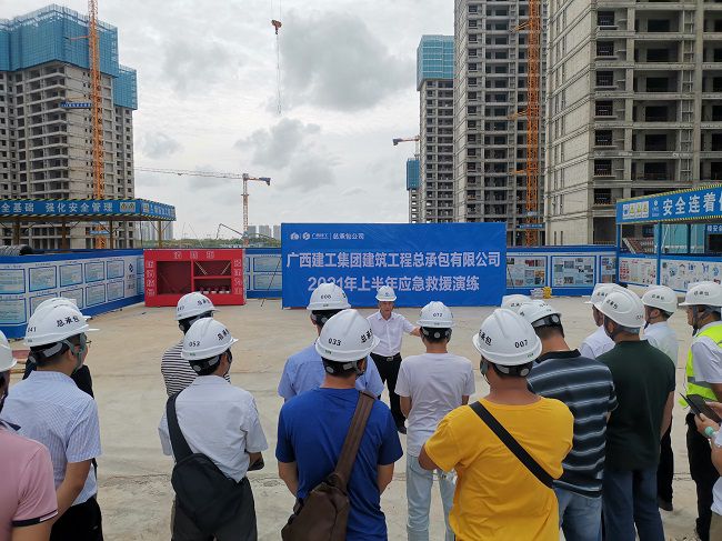 张强在演练前做批示；票ι 摄（建图）.jpg