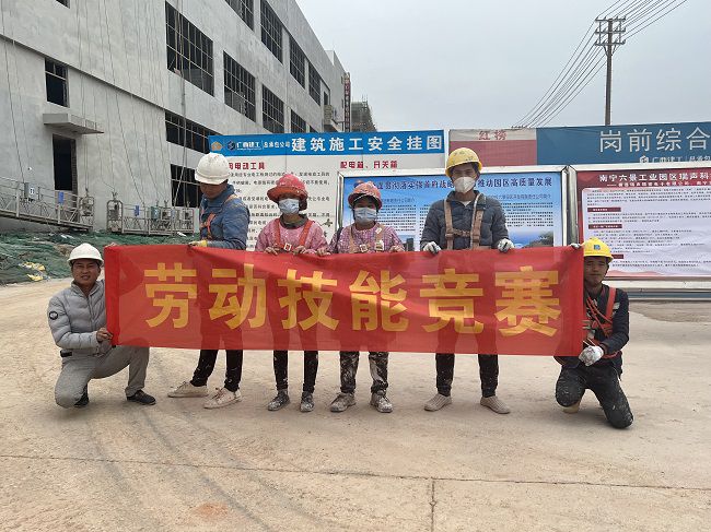 表墙涂料组合影。廖之锭 摄（建图）.jpg