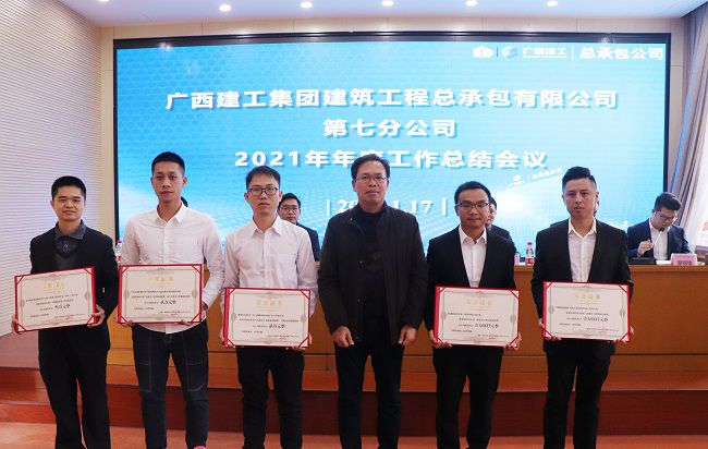 陈祖训为获奖职工宣告证书。周煜川 摄（建图）.jpg