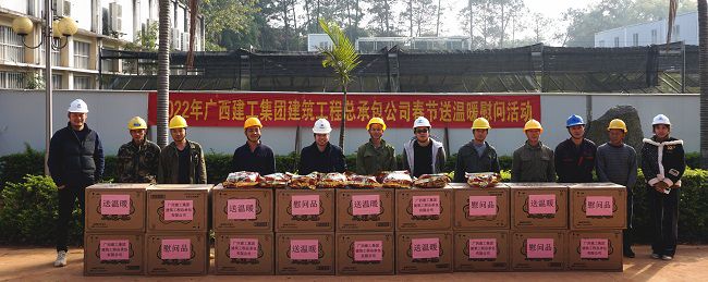 （建图）与一线工人合影。谢微旋 摄.jpg