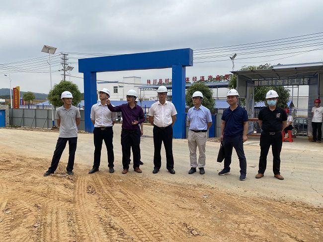 蔡桂全（右四）在项目查抄。廖益通 摄（建图）.jpg