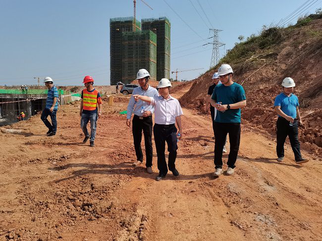 到直属分公司大派河项目查抄。梁海燕 摄（建图）.jpg