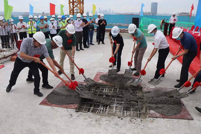 与在场嘉宾一起为封顶浇筑培土。周煜川 摄（建图）.jpg