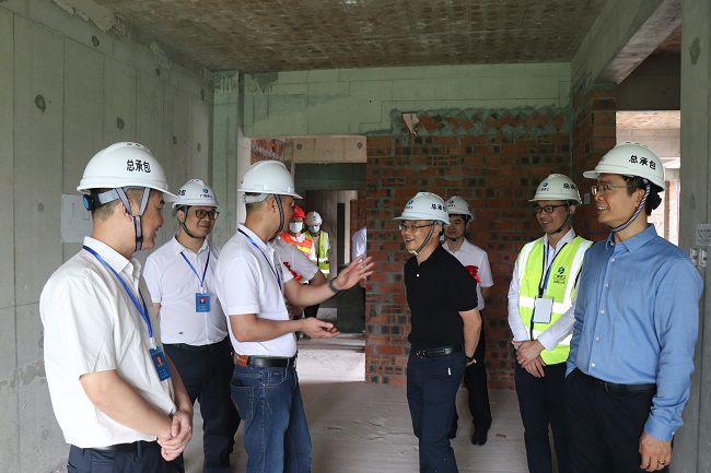深刻现场检阅建设情况。周煜川 摄（建图）.jpg