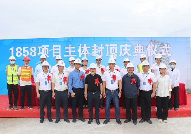 邓少新与在场职工合影留想。周煜川 摄（建图）.jpg