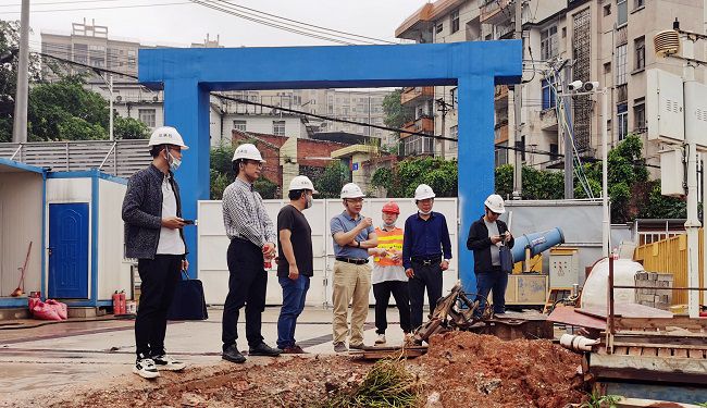 （建图）陆烜深刻现场查抄领导。陆大南 摄.jpg