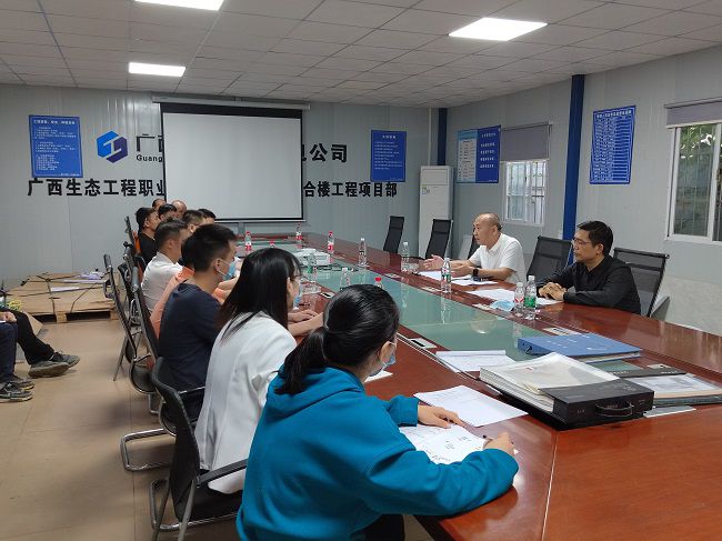 陆烜在项目领导工作。潘敏宽 摄（建图000）.jpg