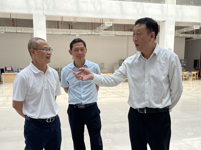 谢瑾瑜（右一）查抄现。ńㄍ迹.jpg