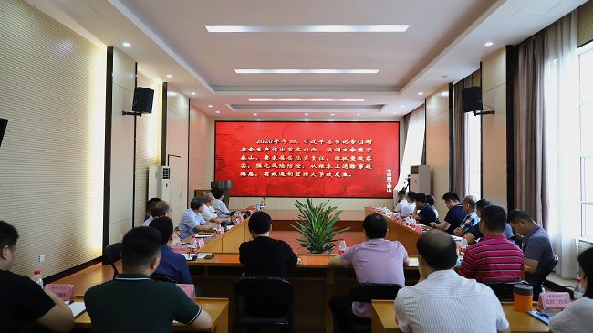 集中旁观《性命沉于泰山》教育宣传片。 郑诗宝 摄（建）.jpg