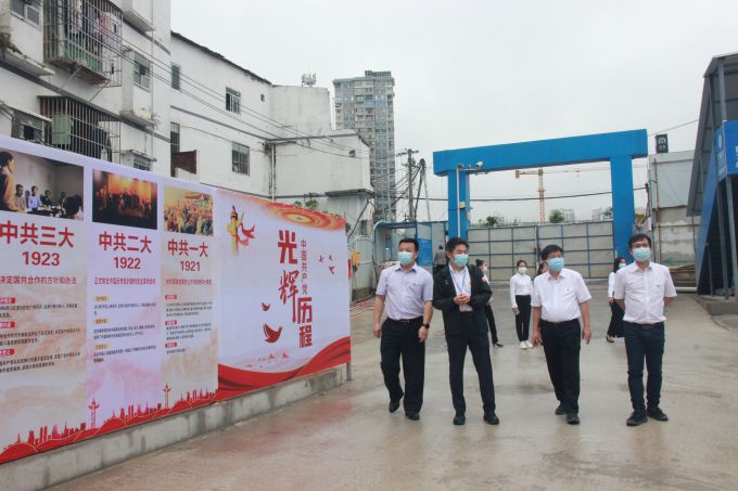 参观“红色长廊”。邓灿滨 摄（建图）.jpg