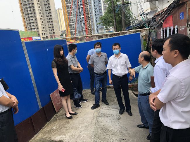 走访周边人民。龚媚媚 摄（建图）.jpg