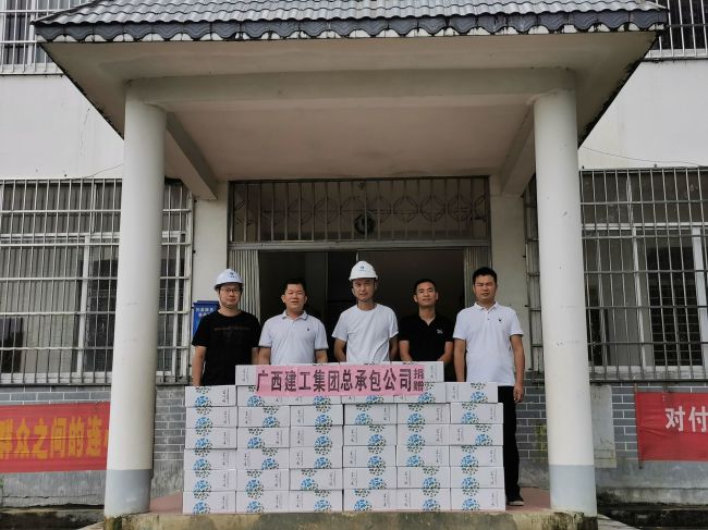 捐赠抗灾物资。谭山泉 摄（建图）.jpg