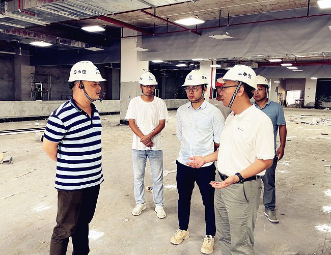 （建图）深刻现场查看。容芝雅 摄.jpg