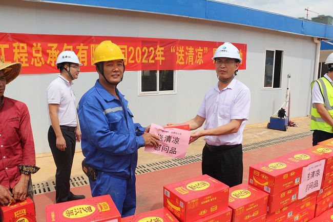 发放慰问品。张钊林 摄（建图）.jpg