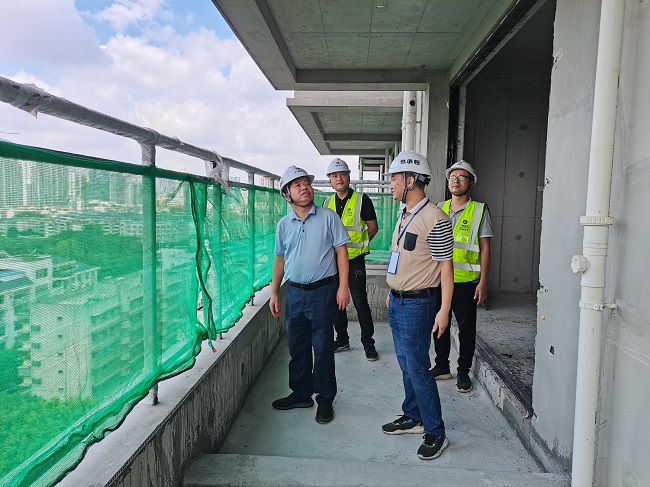 岑廷义深刻项目现场查抄工作进度。谢秋云 摄（建图）.jpg