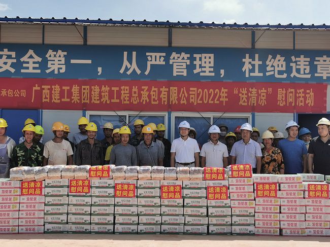 慰问活动合影。王瑾贞 摄（建图）.jpg