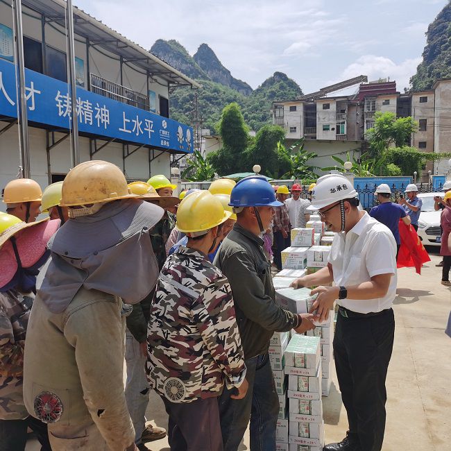 发放慰问品。陈享 摄（建图）.jpg