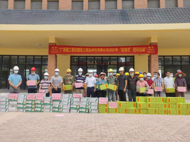 送清冷活动现场。彭永彬 摄（建图）.jpg