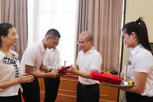 邓少新为获奖职工颁奖。周煜川 摄（建图）.jpg