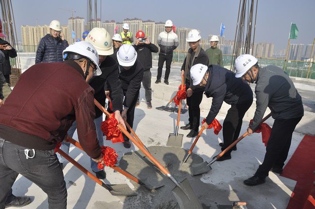 陆烜（右一）与现场嘉宾共同为项目封顶浇筑混凝土。王瑾贞 摄（建图）.jpg