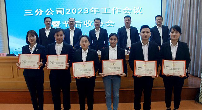 赞美优良员工。梁红玉 摄（000图）.jpg