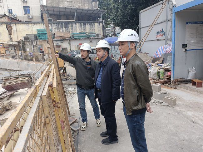 2岑廷义深刻现场进行走访。覃必英 摄（建图）.jpg