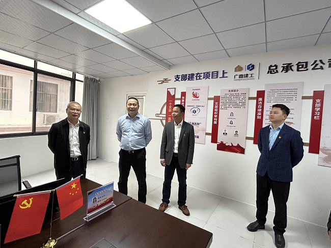 邓少新参观项目党员活动室。蔡怡灵 摄（建图）.png