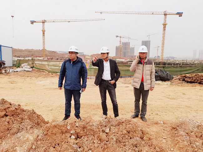 黎平山深刻现场进行安全查抄。陈海玮 摄（建图）.jpg