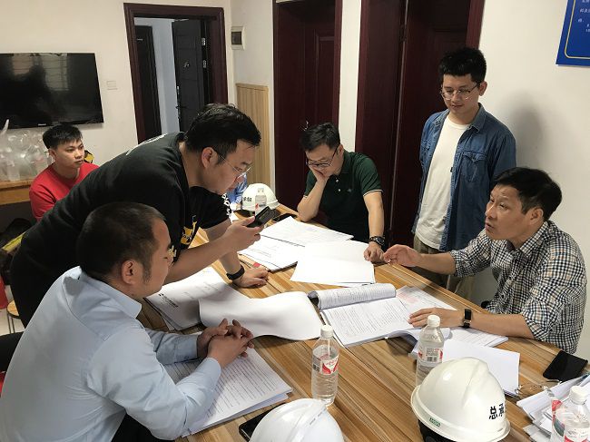 钻研解决现场问题。韦吉亮 摄（建图）.jpg