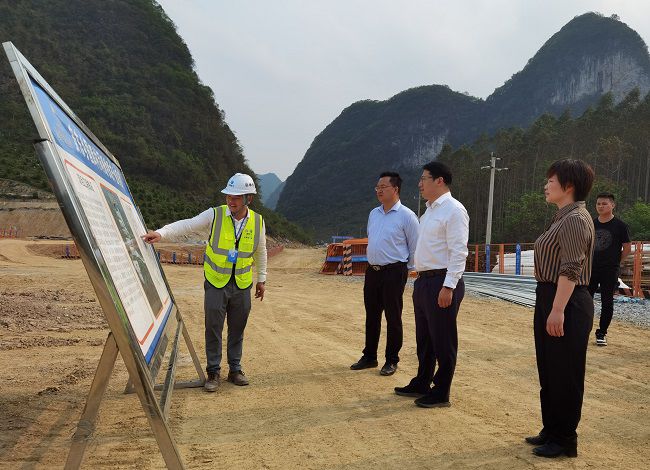 听取工作汇报。江家兵 摄（建图）.jpg