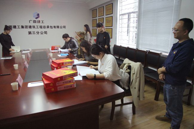 查抄资料现场。梁红玉 摄（建图）.jpg