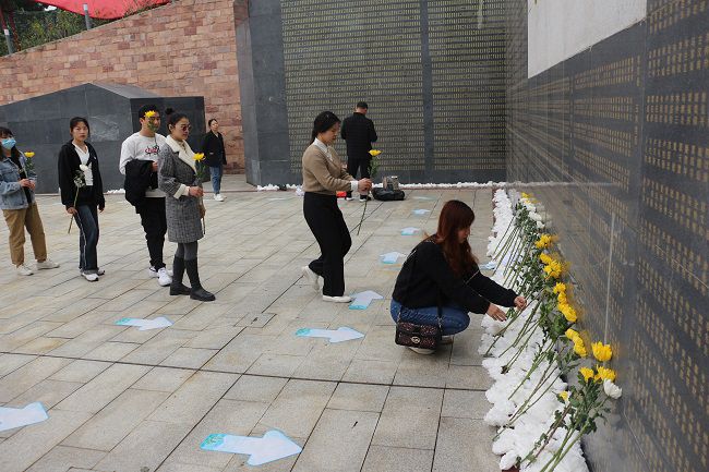 献花。张钊林  摄（建图）.jpg