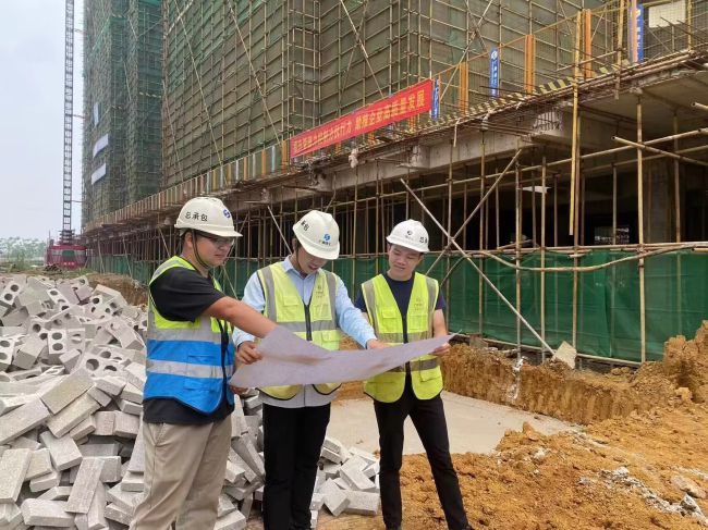 现场施工领导。马幼云 摄（建图）.jpg