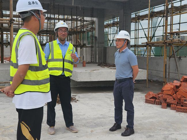 邓少新听取项目汇报。林颖翔摄（原图00）.jpg