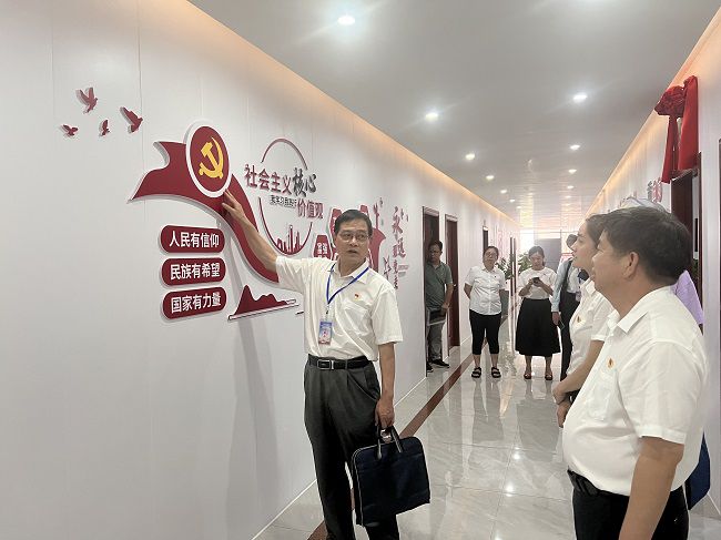 参观党建文化长廊。卢丽君 摄（建图）.jpg
