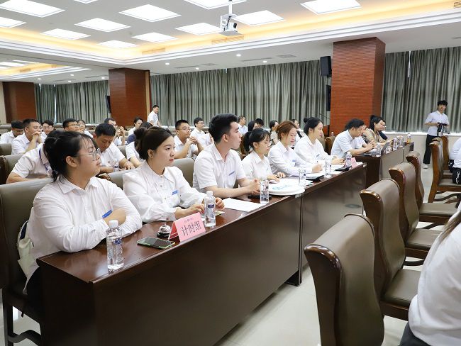 工作人员当真计时记分。李立云 摄（建图）.jpg