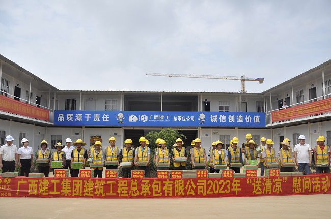 “送清冷”慰问活动合影。王瑾贞 摄（建图）.jpg