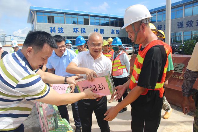 发放慰问品。梁红玉 摄（建图）.jpg