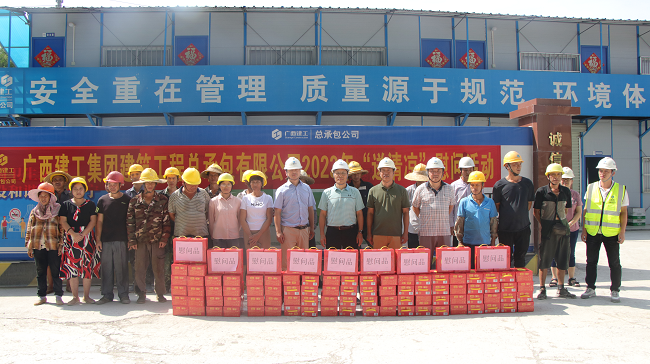 送清冷现场。蔡怡灵 摄（建图）.png