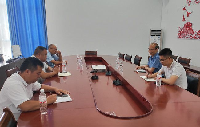 翟羽佳与忻城县农投集团重要辅导进行工作座谈。李远航摄（建图）.jpg