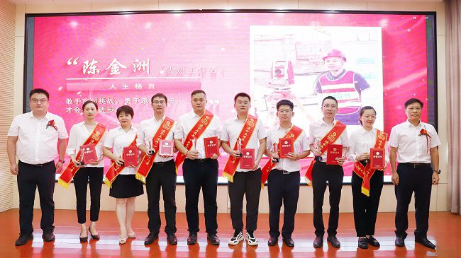 先进工作者颁奖合影。杨钰 摄（建图）.jpg