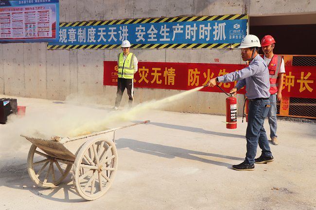 曾劲松进行灭火器材使用培训。周煜川 摄（建图）.jpg