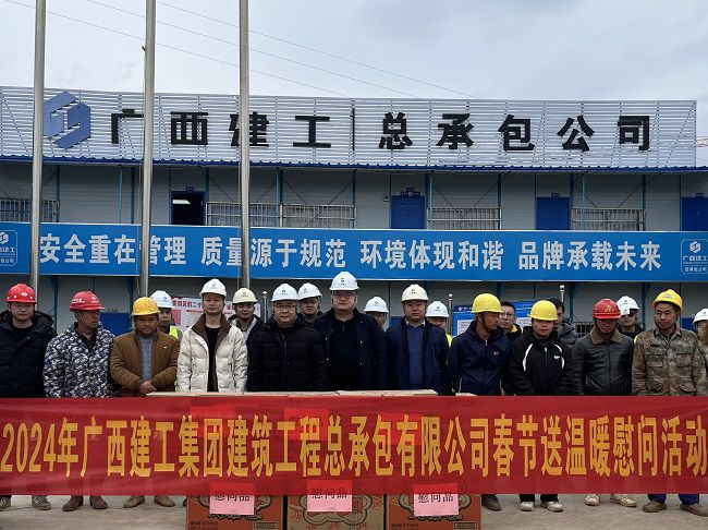 慰问活动合影。李伟燕 摄（建图）.jpg