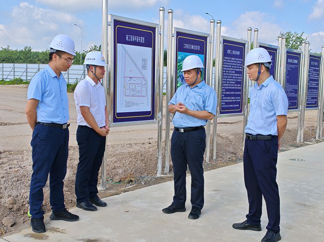 蓝海鹏在项目现场。江家兵摄（建图）.jpg