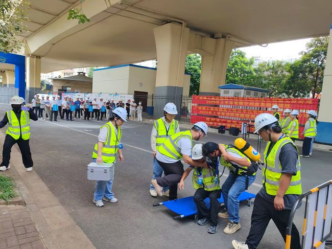 有限空间接济。陆振官 摄（建图）.jpg