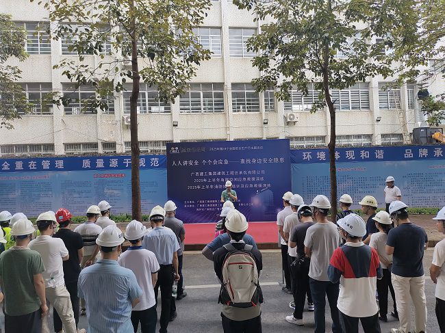 莫志元做演练带头和颁发演练起头；票ι 摄（建图）.jpg